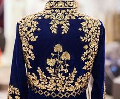 It's a hand embroidery blouse for weddings  In black and gold combinations Elegant Embroidered Top With Traditional Drape, Elegant Embroidered Top With Traditional Drape For Festive Occasions, Traditional Elegant Top With Intricate Embroidery, Elegant Embroidered Top With Zari Work For Festivals, Elegant Embroidered Top With Zari Work And Traditional Drape, Elegant Fitted Embroidered Top With Traditional Drape, Wedding Tops With Intricate Embroidery And Traditional Drape, Fitted Embroidered Top With Traditional Drape, Elegant Embroidered Top For Reception