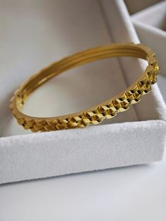 Beautiful link bracelet The perfect gift idea 🎀 * High quality 316L stainless steel 18k gold plated * Diameter 6.35cm * Water resistant In our shop you will find more nice offers 😍 INFO Due to lighting conditions, colors may vary slightly on the monitor. Arm Jewelry Gold, Gold Arm Cuff, Arm Jewelry, Bangles Making, Arm Cuff, Gold Cuffs, Gold Bangle, Jewelry Gold, Jewelry For Women