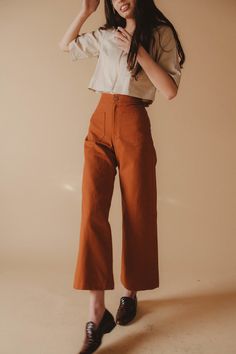 With the signature pockets, high fitted waist and a super wide cropped leg! 100% Cotton Canvas, Machine wash or hand wash cold, hang dry. Handmade in LA with Love. Fit Guide: Waist measurement has needed ease. High waist, wide hip and leg fit. - XS Rise 10.5, Waist 25.5, Hip 36, Inseam 25, Flat Hem: 11 - S Rise 11, Waist: 27.5, Hip 38, Inseam 25.5, Flat Hem 11.5 - M Rise 11.5, Waist: 29.5, Hip 40, Inseam 26, Flat Hem 12 - L Rise 12, Waist: 31.5, Hip 42, Inseam 26.5, Flat Hem 12.5 Lykke Wullf, Modest Shorts, Outfit Office, Chique Outfit, Makeup Fashion, Mode Inspo, Mode Vintage, Looks Style, Mode Inspiration