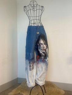 Discover the perfect blend of style and individuality with these Hand-Painted Jeans, a true masterpiece of Unique Denim Art. Each pair of Denim Painted Pants is carefully crafted to reflect bold, artistic expression, making them ideal for standing out at any event. Whether you're looking for a Festival Outfit or simply love showcasing your personality through fashion, these jeans are a must-have. Designed with care, they embody One-of-a-Kind Handmade Fashion, ensuring no two pairs are ever the s Art Jeans Paintings, Pants Festival Outfit, Painted Pants, Hand Painted Jeans, Jeans Unique, Festival Mode, Art Jeans, Denim Art, Painted Jeans