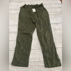 H&M Pants Tapered Ruffled Belted Waist Green Women Size 4 Nwt Casual Paperbag Waist Belted Pants, Casual Belted Bottoms With Paperbag Waist, Casual Belted Paperbag Waist Bottoms, Casual Paperbag Waist Belted Bottoms, Casual Belted Pants For Day Out, Casual Solid Color Pants With Ruffles, Casual Ruffled Pants, Casual Ruffled Trousers, Casual Rayon Bottoms With Ruffles