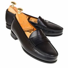 PENNY LOAFERS 1465 LUZ Black Dress Shoes With Stitched Sole For Galas, Elegant Black Tassel Loafers With Stitched Sole, Classic Black Slip-on Moccasins, Classic Black Loafers With Stitched Sole, Closed Toe Loafers With Branded Insole For Galas, Classic Flat Heel Tassel Loafers For Galas, Stitched Sole Closed Toe Loafers For Galas, Black Round Toe Moccasins For Galas, Closed Toe Loafers With Stitched Sole For Galas