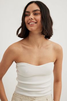 This tube top features a fine knit fabric. It has a stretchy material and a sleeveless design. This tube top features a sweetheart neckline. Summer Wishlist, Modern Monochrome, Capsule Closet, Future Fashion, Mode Online, Fine Knit, Komplette Outfits, Tube Top, Stretchy Material