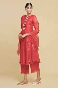 Shop for these amazing collections of Red Chanderi Silk Embroidered Kurta Set For Women by Desert Shine by Sulochana Jangir online at Aza Fashions. Bandhani Print, Red Kurta, Kurta Pant Set, Kurta Set For Women, A Line Kurta, Kurta With Pants, Print Pants, Kurta Set, Floral Motifs