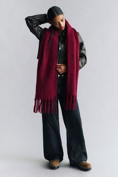 Allsaints Scarf, Red Scarf Outfit, Stripe Scarf Knit, Vinter Mode Outfits, Maroon Scarf, November Outfits, Winter Mode Outfits, Burgundy Scarf, Nyc Outfits