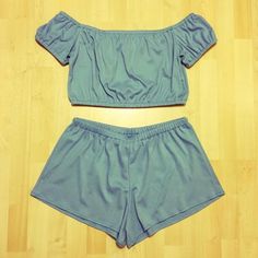 Short Sets For Beach Season, Beach Season Short Sets, Two-piece Beachwear Set For Beach Party, Beachwear Sets For Vacation, Beachwear Sets For Vacation With Shorts, Short Sleeve Crop Top For Beach, Fitted Beachwear Sets For Summer, Fitted Summer Beachwear Sets, Short Sleeve Crop Top For Beach Season