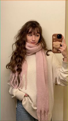 Beige sweater, pink scarf, fall/winter outfit, blue jeans. #fall #outfits #falloutfitideas #winter #winteroutfit #winteroutfitideas #scarf #sweater #cozy #outfitoftheday #outfitstyle #inspiration #fallvibes #fall #gilmore #gilmore #fyp #viralpost #fashion #fashionista #fashionable #fashiongoals #beige #beigeaesthetic #pink #lightpinkoutfit #autumn #autumncolors #authentic Beige Scarf Outfit Winter, Chunky Scarf Aesthetic, Cute Girly Winter Outfits, Winter Headband Outfit, Beige Scarf Outfit, Brown Scarf Outfit, Blue Scarf Outfit