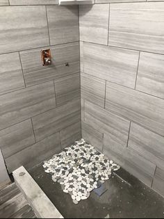 Los azulejos de baño Flat Pebble blancos, grises y negros para paredes son muy fáciles de instalar para salpicaduras de azulejos y pisos de baldosas. Como piedra natural, el mosaico de 12" x 12" - Piso plano, pared, protector contra salpicaduras, interior y exterior puede adaptarse increíblemente bien a muchas ideas de protectores contra salpicaduras de azulejos de cocina. Los suelos de baldosas con piedras naturales Crema Marfil traerán el estilo español a tu hogar. Para obtener más información sobre cómo aplicar lechada a los azulejos, ¡contáctenos! Stone Floor Shower River Rocks, Grey Tiles With Grey Grout, Black Pebble Shower Floor, Tile Shower Floor Ideas, Pebble Floor Shower Ideas, River Rock Shower Floor, Tile Shower Designs, Rock Shower Floor, Pebble Bathroom