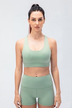 Superkomfortabel - Sports-BHen er laget av 4-veis stretch, fukttransporterende og hurtigtørkende stoff. 77 % nylon og 23 % spandex, som gjør stoffet elastisk og pustende, holder deg kjølig, komfortabel og tørr under trening.

Medium støtte - BH-en bruker stropper på kryss og tvers og elastisk bredbåndskant kan redusere skuldertrykket og gi støtte til bysten din. Det passer best for idretter med lav og medium effekt.

Avtakbare puter - Denne BH innebygde avtagbare puten for praktisk justering.

H Light Exercise Racerback Sports Bra With 4-way Stretch, Breathable Compression Sports Bra For Light Exercise, Breathable Solid Bra For Workout, Versatile Breathable Racerback Sports Bra, Breathable Workout Bra, Breathable Cross Back Sports Bra For Athleisure, Breathable Stretch Bra For Light Exercise, Breathable Cross Back Sports Bra, Breathable Medium Support Sports Bra For Light Exercise