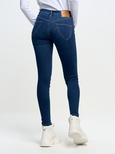 Czy natychmiastowy efekt push up jest możliwy? SPODNIE JEANS DAMSKIE AMELA 359 marki BIG STAR ułatwiają uzyskanie wymodelowanej sylwetki! Push up jeans pozwalają cieszyć się pięknymi kształtami. Spodnie z wysokim stanem optycznie wydłużają nogi i fantastycznie podnoszą pośladki. Zwężane nogawki dają efekt drugiej skóry. Być może dlatego spodnie są niekiedy mylone z legginsami. Tym bardziej, że komfort użytkowania jest w obu przypadkach bardzo podobny. Ten model to ubranie dla każdej kobiety, któ Tight High Waist Elastane Jeans, Trendy Tight Full-length Jeans, High Waist High Stretch Elastane Jeans, Fitted Mid-rise Elastane Jeans, High Stretch Elastane Jeans, Trendy Dark Wash Jeggings With Five Pockets, Tight Denim Blue Bottoms, High-rise High-stretch Jeans, Trendy High-waist Elastane Jeans