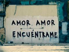 graffiti on the side of a building that says,'amor amor encuentframe '