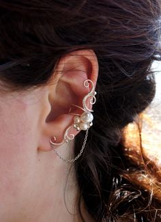 Silverplated earcuff with pearls. Very comfortable and easy to wear. Can be made for the left or for the wright ear. Earcuffs Earrings, Wedding Circlet, Pearl Ear Cuff, Ear Wrap Earrings, Elf Ear Cuff, Silver Ear Climbers, Elven Jewelry, Fantasy Decor, Ear Climber