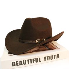 ¿Cuántos de ustedes se esfuerzan por mejorar su estilo de vida? Opta por este sombrero de vaquero. Está diseñado para brindar protección solar adicional con su característica de ala ancha, lo que lo hace perfecto para actividades al aire libre. Esta gorra formal, confeccionada con lana de alta calidad, es muy apreciada tanto por niños como por niñas por su estampado sólido. ¡Una necesidad total para tu guardarropa y el de tu pequeño!


 Especificaciones



 Estilo: Formal

 Lugar de origen: China (continental)

 tipo de patrón: Sólido

 Origen: China continental

 Número de modelo: PD189+COWB

 Material: lana

 Gorro para niños de 54 cm: apto para niños de 3 a 13 años

 Tipo de artículo: Sombreros de vaquero

 Género: Unisex

 Característica: Protección solar

 Nombre del Departamento: Adu Western Style Fedora Sun Hat For Outdoors, Classic Brown Sun Hat For Western-themed Events, Brown Fedora For Rodeo Events, Fall Rodeo Brimmed Sun Hat, Fall Rodeo Fedora Sun Hat, Western Sun Hat With Short Brim For Outdoor, Western Style Sun Hat With Short Brim For Outdoor, Brown Sun Hat For Western-themed Events With Short Brim, Western Style Short Brim Sun Hat For Outdoor