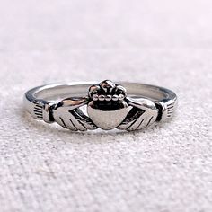 Silver Claddagh Irish Love Ring Size 6 Brand New A Claddagh Ring Is A Traditional Irish Ring In Which A Heart Represents Love, The Crown Stands For Loyalty, And Two Clasped Hands Symbolize Friendship. Clasped Hands, Irish Ring, Rings Womens, Pear Wedding Ring, Silver Claddagh Ring, Irish Love, Irish Rings, Unique Rings Vintage, Silver Flower Ring