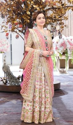 Neeta Ambani, Forbidden Snacks, Wedding Choli, Indian Party Hairstyles, Grooms Mother, Indian Bridal Wear Red, Ratna Pathak, Ambani Wedding, Dupatta Draping