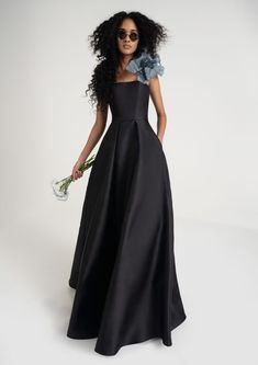 Long strapless black party dress perfect for a bridesmaids look. Dress: DIANE Ava Black, Vera Wang Bridesmaid, Modern Bridesmaid Dresses, Princess Party Dress, Mermaid Ball Gown, Modern Bridesmaid, Wedding Dress Silhouette, Wedding Dresses Vera Wang, Vera Wang Dress