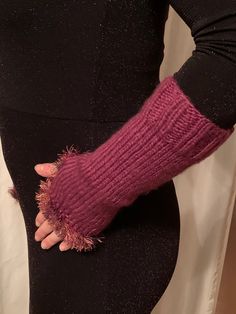 Chic, noble, hand-knitted pulse warmers / arm warmers with thumb opening. They are discreetly knitted without distracting patterns with a fluffy edge as a finish. The fluff edge makes the pulse warmers a real eye-catcher. The perfect wonderfully soft and warm companion for the cold days. They are wonderfully light and comfortable to wear. The wool is soft and feels great, nothing scratches... whether in autumn, winter or spring... whether indoors or outdoors and ... they can always be used. They Knitting Gift, Mitten Gloves, Hand Warmers, Cold Day, Arm Warmers, Hand Knitting, Duvet, Beauty Book, Porter