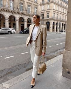 Look com calça off white e blazer bege Cream Blazer Outfits For Women, Tan Blazer Outfit, Khaki Blazer Outfit, Cream Blazer Outfit, Linen Blazer Outfit, Looks Blazer, Neverfull Louis Vuitton, Spring Styling, Khaki Blazer