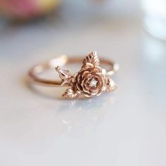 “ROSE” A feminine and delicate rose flower ring with a tiny sparkle diamond. The flowers sit on top of the band, which makes this ring stackable. ----------------------DETAIL✦Stone：Natual DiamondClarity：VSColor: F-GSize: 1 mm ✦ Settings:Metal Type: 14K GoldMetal Color: Rose / White / YellowOverall Flower size: 8 mm, 12 mm with leavesBand Width: 1.3 mm approx. Rose Ring Flower, Cool Backyard, Rose Flower Ring, Flower Wedding Ring, Purity Ring, Ring Jewellery Design, Rose A, Gold Fashion Necklace, Rose Bud