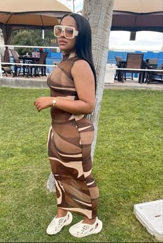 Dress With Foam Runners, Foam Runners And Dress, Yeezy Foam Runner Outfit Women Summer, Outfits With Tan Yeezy Foam Runners, Foam Runners Outfit Girl, Fits With Black Foam Runners, Yezzy Foam Runners Outfits Girl