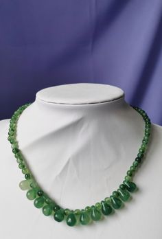 This beautiful and royal-looking green necklace is the perfect last touch to your evening outfit! Elegant Green Jade Crystal Necklace, Elegant Beaded Jade Crystal Necklaces, Elegant Beaded Jade Crystal Necklace, Green Emerald Beaded Necklace As Gift, Elegant Jade Crystal Necklaces With Round Beads, Elegant Jade Crystal Necklace With Round Beads, Green Beaded Emerald Jewelry, Elegant Handmade Green Crystal Necklace, Green Jade Emerald Necklace With Polished Beads