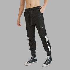 Le pantalon cargo noir arbore deux poches avec le logo Blvck brodé au-dessus de la poche avant.
Ces pantalons possèdent une taille élastique et sont parfaits pour une journée décontractée. La deuxième version inclut des détails argentés.
Le modèle porte une taille M et mesure 1m83.
Tissu : denim en coton élastique doux, composé de 97% de coton et 3% d'élasthanne. Streetwear Black Parachute Pants With Functional Pockets, Luxury Five-pocket Pants For Streetwear, Luxury Black Parachute Pants With Pockets, Luxury Black Parachute Pants With Side Pockets, Blvck Paris, Black Full-length Parachute Pants With Multiple Pockets, 5 S, Independent Designers Fashion, Elastic Waist