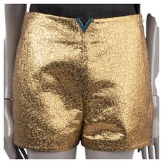 100% authentic Valentino high-waisted shorts in gold lamé polyester (40%), cotton (29%) and metallic fibers (29%). Features a light gold-tone VLOGO plaque on the waistband (protective stickers still on) and crinkled texture. Close with a hook and zipper on the side. Have been worn and are in virtually new condition. 2021 Resort Measurements Tag Size 42 Size M Waist From 74cm (28.9in) Hips From 92cm (35.9in) Length 33cm (12.9in) Inseam 4.5cm (1.8in) All our listings include only the listed item u Fitted Gold Shorts, Luxury Leather High-waisted Shorts, Valentino Gold Bag, Valentino Shorts, Valentino T Shirt, Gold Lame, Guy Laroche, Shorts Pants, Anne Hathaway