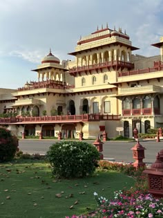 an ornate building with many balconies and balconyes