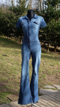 Please read the full description  and see the measurements.  Vintage 70s Style Bray Steve Alan Denim Bell Bottom Jumpsuit, 70s Zip front Wide Leg Overalls Amazing vintage denim overal/jumpsuit in 70s style, but it was probably made around the year 2000, when the style was in fashion again thanks to the movie Charlie's Angels. Bray Steve Alan is a line from Einstein Progetti & Prodotti, a company from Bologna founded in 1988. This jumpsuit belonged to my personal collection, the first picture is Fitted Full-length Cotton Denim Jumpsuit, 70s Jumpsuit Outfit, Retro Dark Wash Denim Jumpsuit, Retro Medium Wash Denim Jumpsuit Overall, Vintage Fitted Shortalls For Spring, Fitted Full-length Medium Wash Overalls, Vintage Denim Dark Wash Jumpsuits And Rompers, Retro Medium Wash Denim Jumpsuits And Rompers, Vintage Dark Wash Denim Jumpsuit