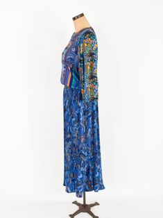 "~ 1980s beautiful blue assorted fabrics dress ~ Acrylic & wool blend, knit & ribbon abstract print ~ Long pleated skirt ~ Elastic waist ~ 3/4 sleeves ~ Fabric signed Diane Freis ~ Very collectable ~ Excellent Label: Diane Freis Original Bust- 42\" (106.5 cm) Waist- 26-34\" (66 to 86.5 cm) Hips free Length- 56\" (142 cm) Sleeves- 19\" (48 cm) Shoulders- 15\" (38 cm) More Incredible Vintage: glennasvintageshop.etsy.com Vintage Jewelry: glennasjewels.etsy.com Instagram @glennas_clothing Fa Lace Ruffle Wedding Dress, 1970s Style Multicolor Long Sleeve Dress, Multicolor 1970s Spring Dresses, Black Velvet Cocktail, Diane Freis, Long Pleated Skirt, Purple Long Sleeve Dress, 1970s Multicolor Long Sleeve Dress, 1970s Blue Long Sleeve Dress