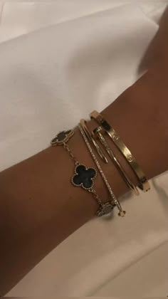 Xoxo Jewelry, Gold Bracelets Stacked, Accesories Jewelry, Expensive Jewelry Luxury, Wrist Jewelry, Luxe Jewelry, Gold Armband, Jewelry Accessories Ideas, Jewelry Fashion Trends