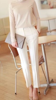 Cream Trousers Outfit, Formal Trousers Women, White Trousers Outfit, Classy Trousers, White Slacks, Trousers Outfit, Cold Fashion, Cream Outfits