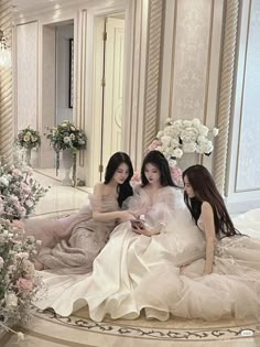 Bff Wedding Pictures, Douyin Wedding, Ulzzang Wedding, Ulzzang Best Friends, South Korea Autumn, Vintage Princess Aesthetic, Trio Girls, Raven Fashion, Princess Lifestyle