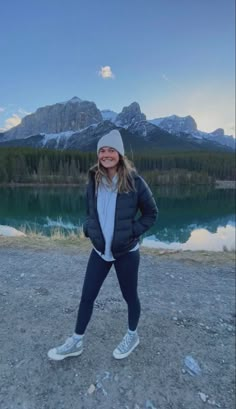 Hiking Cold Weather Outfit, Patagonia Outfit Winter, Cold Weather Hiking Outfit, Winter Hiking Outfit, Hiking Outfit Ideas, Alaska Outfits, Cute Hiking Outfit, Granola Girl Aesthetic