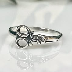 925 Sterling Silver Plain Scissors Ring All Sizes Is Available Code 144791 Metal 925 Solid Sterling Silver 925 Nickel Free Metal Material: Sterling Silver Finish: Oxidized Funky Silver Rings, Silver Funky Jewellery, Silver Rings Aesthetic Vintage, Dainty Silver Rings Grunge, Cool Silver Rings, Dainty Rings Silver, Weird Rings, Gothic Silver Metal Rings, Silver Gothic Rings In Metal