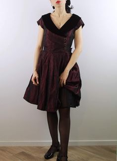 Beautiful vintage burgundi taffetà dress with tulle skirt. Black velvet collar and ribbons for a adorable back bow. Size 6-8 uk. Perfect conditions. All items are vintage and used. However they are all in good to excellent condition. Any defect is specified. Sometimes, small signs of use are to be considered normal. No exchanges and returns, but ask me everything you need! Formal Burgundy Velvet Dress, Vintage Velvet Party Dress, Red Satin Vintage Dress, Vintage Burgundy Winter Dresses, Elegant Burgundy Dress For Costume Party, Vintage Burgundy Dress For Evening, Vintage Burgundy Evening Dress, Vintage Burgundy Party Dress, Burgundy Vintage Evening Dress