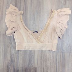 Cute Linen Cropped Never Worn Zara Top Beige Feminine Crop Top For Summer, Feminine Beige Crop Top For Summer, Beige V-neck Crop Top For Spring, Feminine Beige Crop Top For Spring, Feminine V-neck Crop Top For Vacation, Zara Beige Crop Top For Summer, Zara Beige Summer Crop Top, Chic Beige Zara Crop Top, Elegant V-neck Crop Top For Vacation