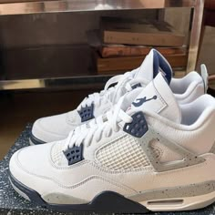 Men's Size Brand New / Never Worn But No Og Box. Jordan 4 Midnight Navy, Pretty Sneakers, Jordan Retro 4, Navy Blue Shoes, Blue Jordans, Jordan Shoes Retro, Jordan 4s, Shoes Sneakers Nike, Cute Nike Shoes