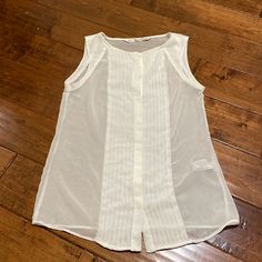 Never Worn Sleeveless Blouse For Summer Layering, Casual Sleeveless Tank Top For Daytime, White Sleeveless Blouse For Layering, Chic Daytime Tank Top, Casual Sleeveless Blouse For Layering, Zara Sleeveless Tops For Layering, Summer Sleeveless Zara Vest, Zara Summer Tank Top For Work, Zara Spring Workwear Tank Top