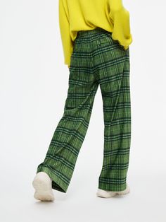 Details: Vintage vibe check trousers Wide-legged trousers with elasticated waist and straight, draped trouser shape. Plaid fabric with its own pleats. Materials & Care: Polyester Fiber 100% Hand wash | Dry clean Do not bleach Size & Fit: Model is 5'7", Bust 32, Waist 24, Hips 35, wearing a size S Item #: LL3PA12 Check Trousers, Chic Business Casual, Vibe Check, Checked Trousers, Short T Shirt, Plaid Fabric, Pantalon Large, Vintage Vibe, Chic Me