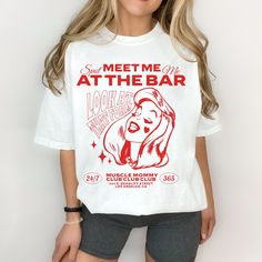 Barbell Muscle Mommy Club, Gym Shirt, Cute Pump Cover, Workout Clothes, Gym Rat Shirt, Oversize Gym Shirt, Muscle Mommy Shirt, Gym Gift💗 ABOUT THE SHIRT 👕 This classic unisex jersey short sleeve tee fits like a well-loved favorite. Soft cotton and quality print make users fall in love with it over and over again. These t-shirts have-ribbed knit collars to bolster shaping. The shoulders have taping for better fit over time. Dual side seams hold the garment's shape for longer.  .: 100% Airlume combed and ringspun cotton (fiber content may vary for different colors) .: Light fabric (4.2 oz/yd² (142 g/m .: Retail fit .: Tear away label .: Runs true to size Please see size chart in photo listings for reference.  We do recommend taking your favorite shirt that fits you well, laying it out flat Pump Cover Gym Outfit, Vegas Bachelorette Itinerary, Gym Merch, Gym Tshirt Design, Vegas Bachelorette Shirts, Gym Graphic Tees, Rat Shirt, Bachelorette Vegas, Vegas Bride