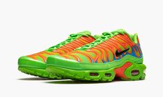 The Supreme x Nike Air Max Plus “Green/Orange” is one of three colorways of the sleek performance runner produced in collaboration by the “World Famous” streetwear brand and Nike for Fall/Winter 2020.  The Air Max Plus is the latest Nike model to be reworked by Supreme as the streetwear giant continues to add its signature flair to some of the brand’s most iconic and, in some cases, unheralded silhouettes.  As for the styling of the shoe, it’s anything but subtle.  Fiery orange TPU overlays, whi Sporty Green Custom Sneakers For Streetwear, Orange Sneakers With Boost Midsole For Streetwear, Green Running Shoes With Boost Midsole For Streetwear, Streetwear Green Running Shoes With Boost Midsole, Functional Green Custom Sneakers For Streetwear, Green Functional Custom Sneakers For Streetwear, Nike Custom Functional Sneakers For Streetwear, Functional Nike Custom Sneakers For Streetwear, Nike Running Shoes For Streetwear