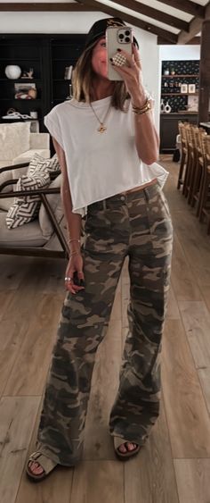 Styling Camo Cargo Pants, Style Camo Cargo Pants, Outfit With Camo Pants, Styling Camo Pants Women, What To Wear With Camo Pants, Camp Pants Outfit, Camouflage Pants Outfit, Styling Camo Pants, Camo Cargo Pants Outfit