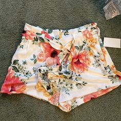 Nwt Floral Shorts With Tie Belt Floral Print Summer Bottoms For Brunch, Floral Print Short Bottoms For Brunch, Short Floral Print Bottoms, Orange Beach Shorts For Spring, Orange Shorts For Spring Vacation, Orange Floral Print Summer Bottoms, Summer Orange Floral Print Bottoms, Orange Bottoms For Beach Day Out, Orange Shorts For Beach Season Day Out