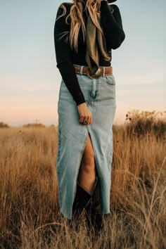 Western Jean Skirt Outfits, Western Denim Skirt Outfit, Western Skirt Outfits, Classy Western Outfits, Western Winter Fashion, Long Denim Skirt Outfit, Cowgirl Boutique, Western Cottagecore, Classy Cowgirl