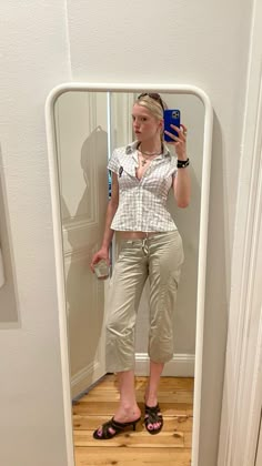 Khaki Capri Outfit, Capri Outfits 2024, Cargo Capris Outfit, Capri Pants Outfits Summer, 3 Quarter Pants Outfits, Capri Jeans Outfit, White Belt Outfit, Baggy Capris, Jean Capri Outfits