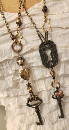 Old Key Jewelry, Old Keys Repurpose, Old Keys Crafts Diy, Key Necklace Diy, Old Key Crafts, Antique Key Necklace, Imogen Heap, Jewelry Upcycle, Key Crafts