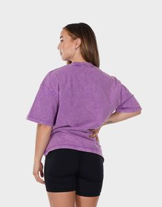 Our Power Play Oversized Tee is made from high-quality, breathable cotton, this t-shirt is designed to keep you comfortable and cool during even the most intense gym sessions. The oversized fit provides plenty of room for movement, allowing you to stretch, lift, and sweat without feeling restricted. But it's not just about function - this t-shirt also looks great. With a vintage-inspired design that features a distressed print, you'll stand out from the crowd and make a statement wherever you go Perfect Legs, Activewear Brands, Sweater Crop, Crop Top Sweater, Outdoor Workouts, Vintage Inspired Design, Legs Day, Peak Performance, Pink Beige