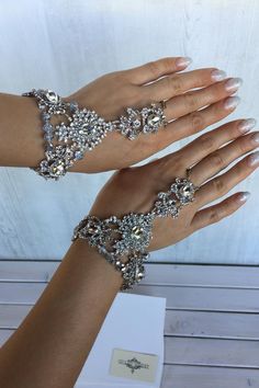 Crystal Ideas, Bracelets Wedding, Hand Jewellery, Crystal Bridal Tiaras, Crystal Jewelry Sets, Jewelry Tattoo, Prom Jewelry, Silver Jewellery Sets, Geometric Necklace