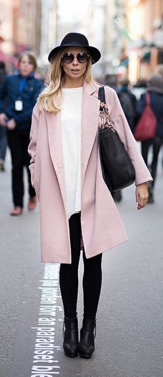 pink coat finnish blogger www.elle.fi/blogit/blond-rivets street style Pink Wool Coat Outfit, Pink Coat Outfit Classy, Pink Coat Outfit Winter, Pink Coat Outfit, Light Pink Coat, Wool Coat Outfit, Coat Outfit Casual, Pink Wool Coat